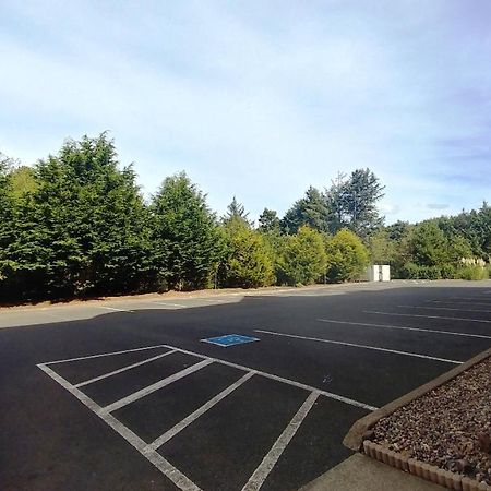 Palace Inn & Suites Lincoln City Exterior photo