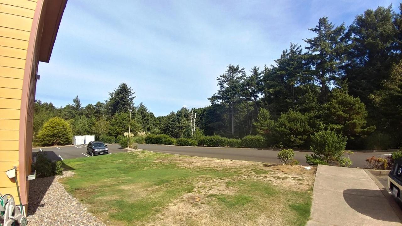 Palace Inn & Suites Lincoln City Exterior photo