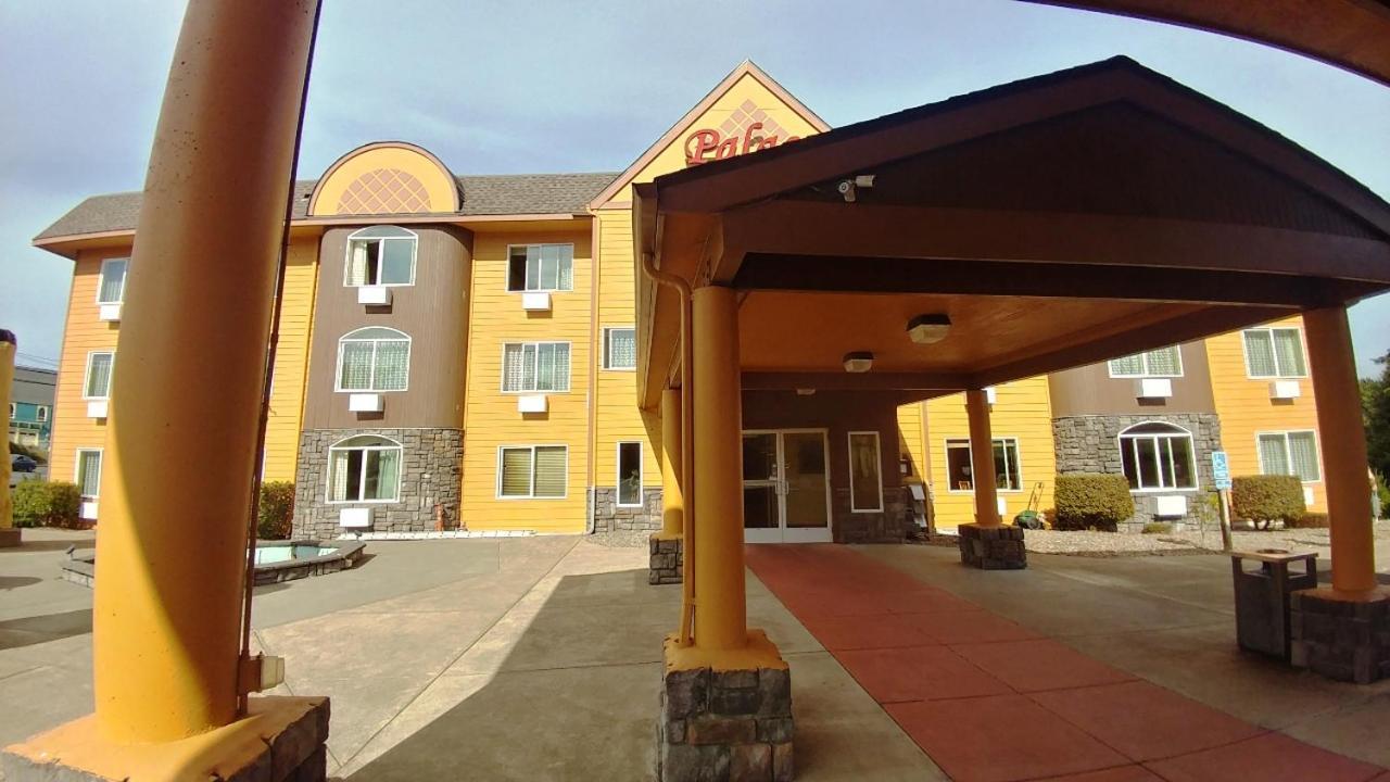 Palace Inn & Suites Lincoln City Exterior photo