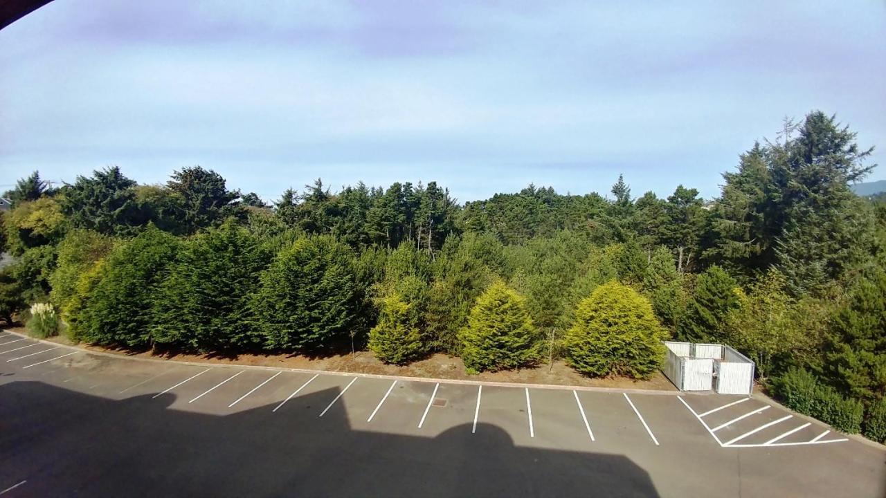 Palace Inn & Suites Lincoln City Exterior photo