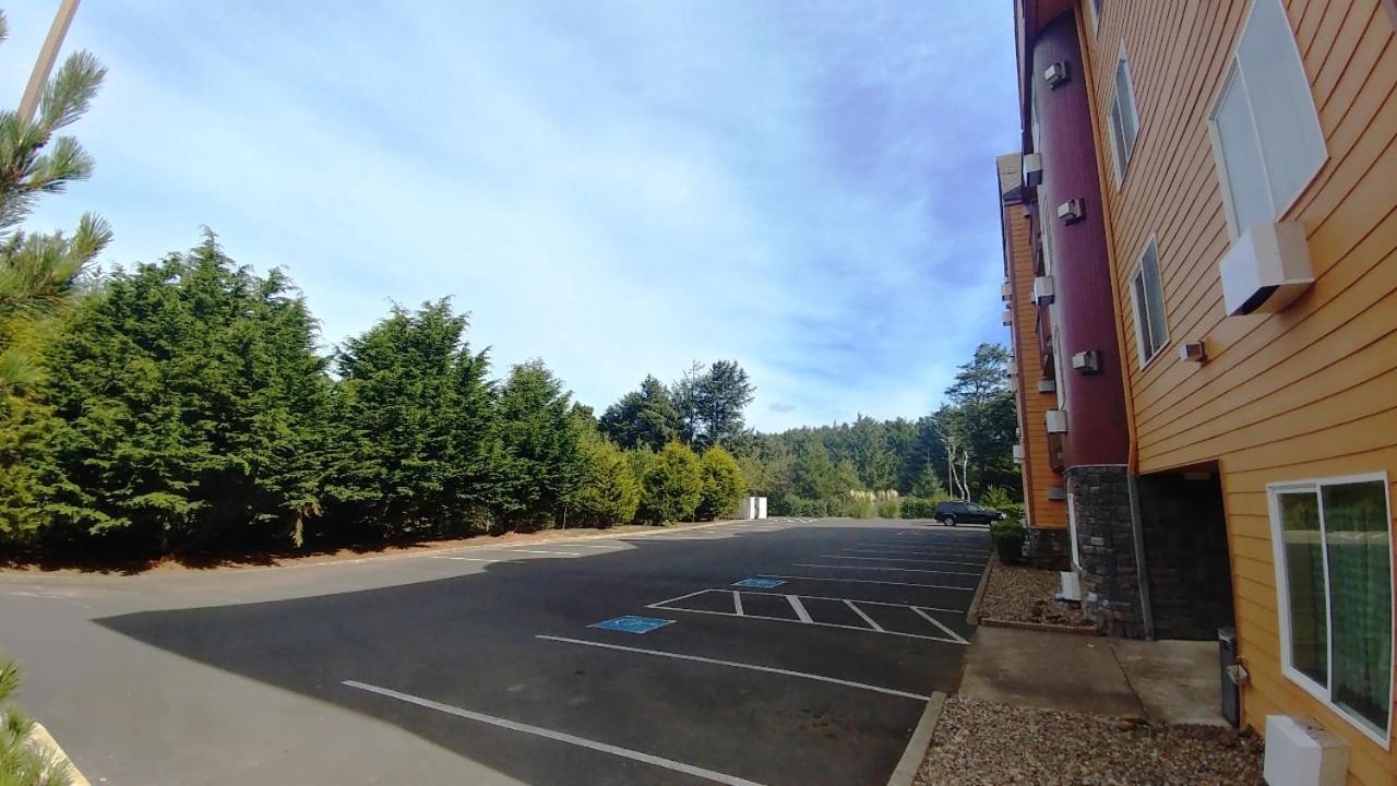 Palace Inn & Suites Lincoln City Exterior photo